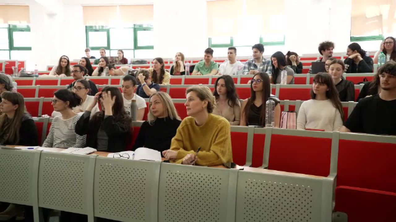 Mulți români de peste 40 de ani se întorc la facultate, din pasiune și curiozitate. Câți studiază la Universitatea București