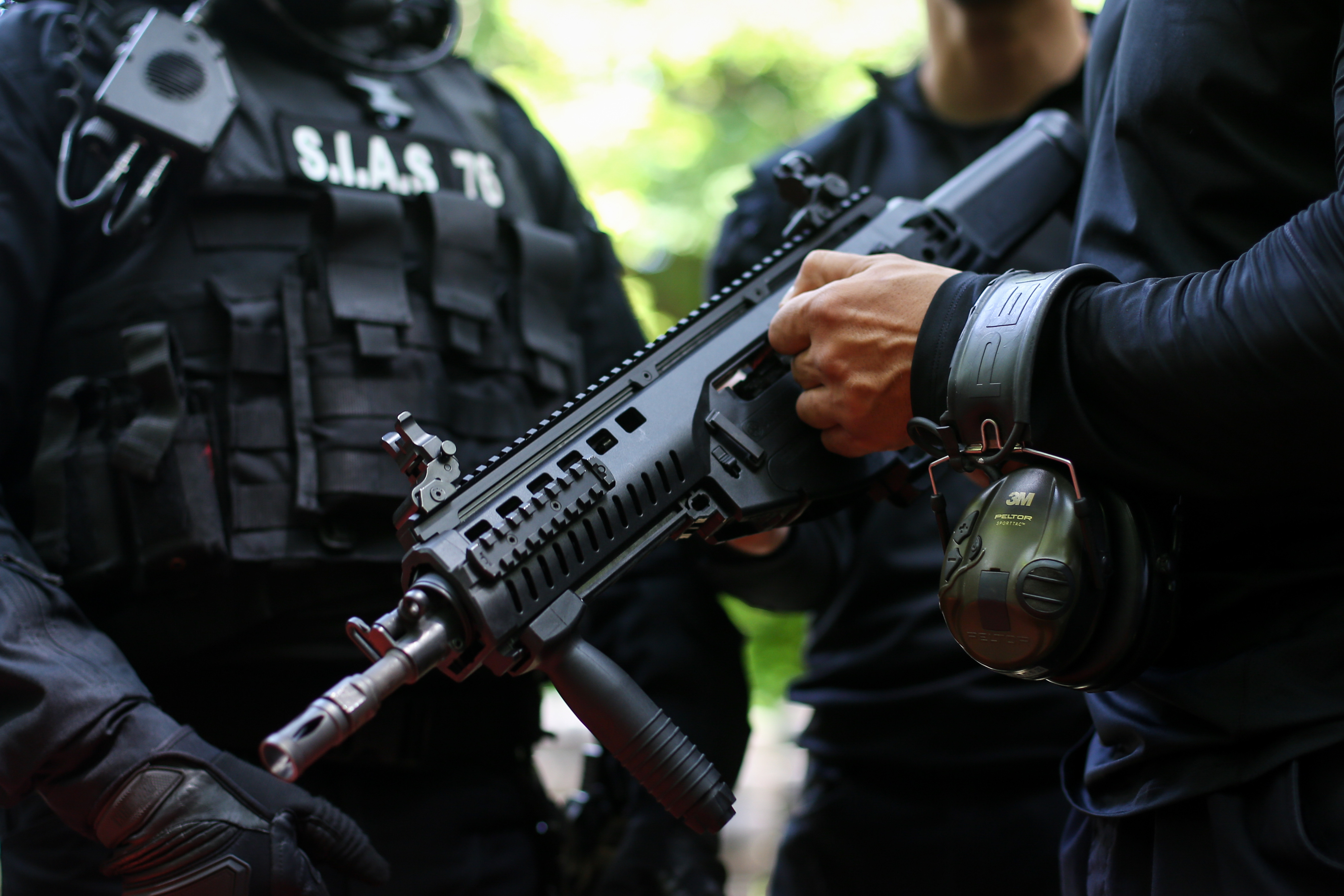 Trupe speciale în Mizil, după ce mai mulți localnici au atacat o mașină a Poliției. Au ocupat strada și aveau muzica la maxim