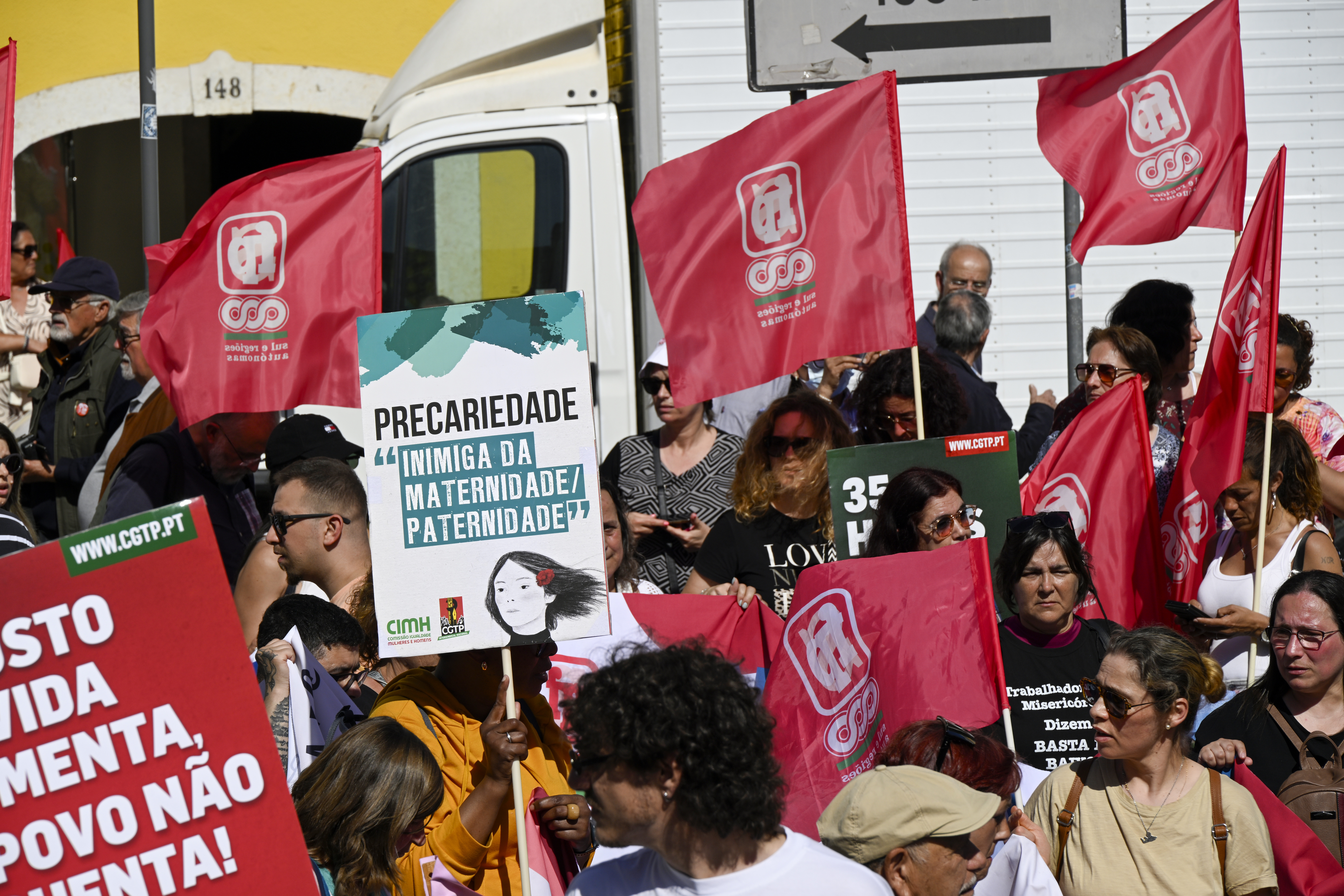 Zeci de mii de oameni au protestat la Lisabona faţă de reformele muncii prevăzute de guvern