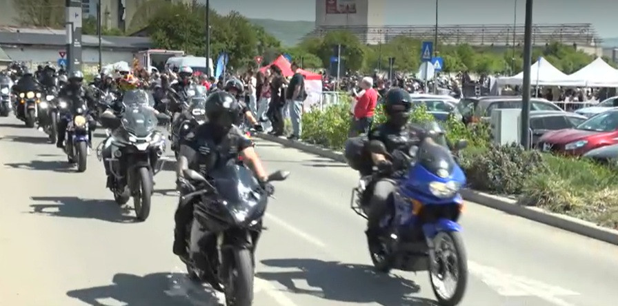Paradă moto spectaculoasă în Alba Iulia. Sute de bikeri și-au dat întâlnire în orașul Marii Uniri