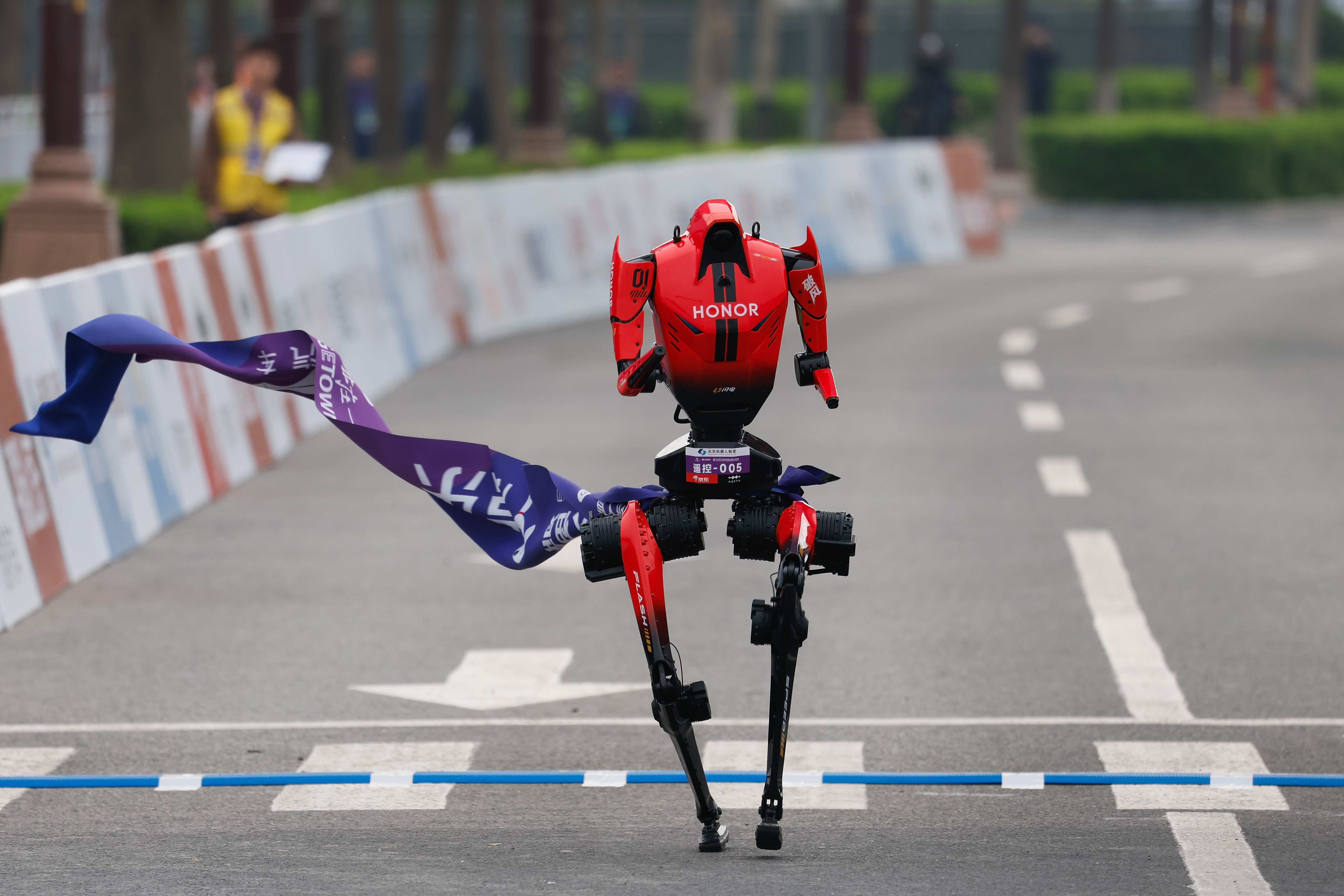 Performanță incredibilă la Beijing. Un robot umanoid a depășit recordul mondial la semimaraton. VIDEO
