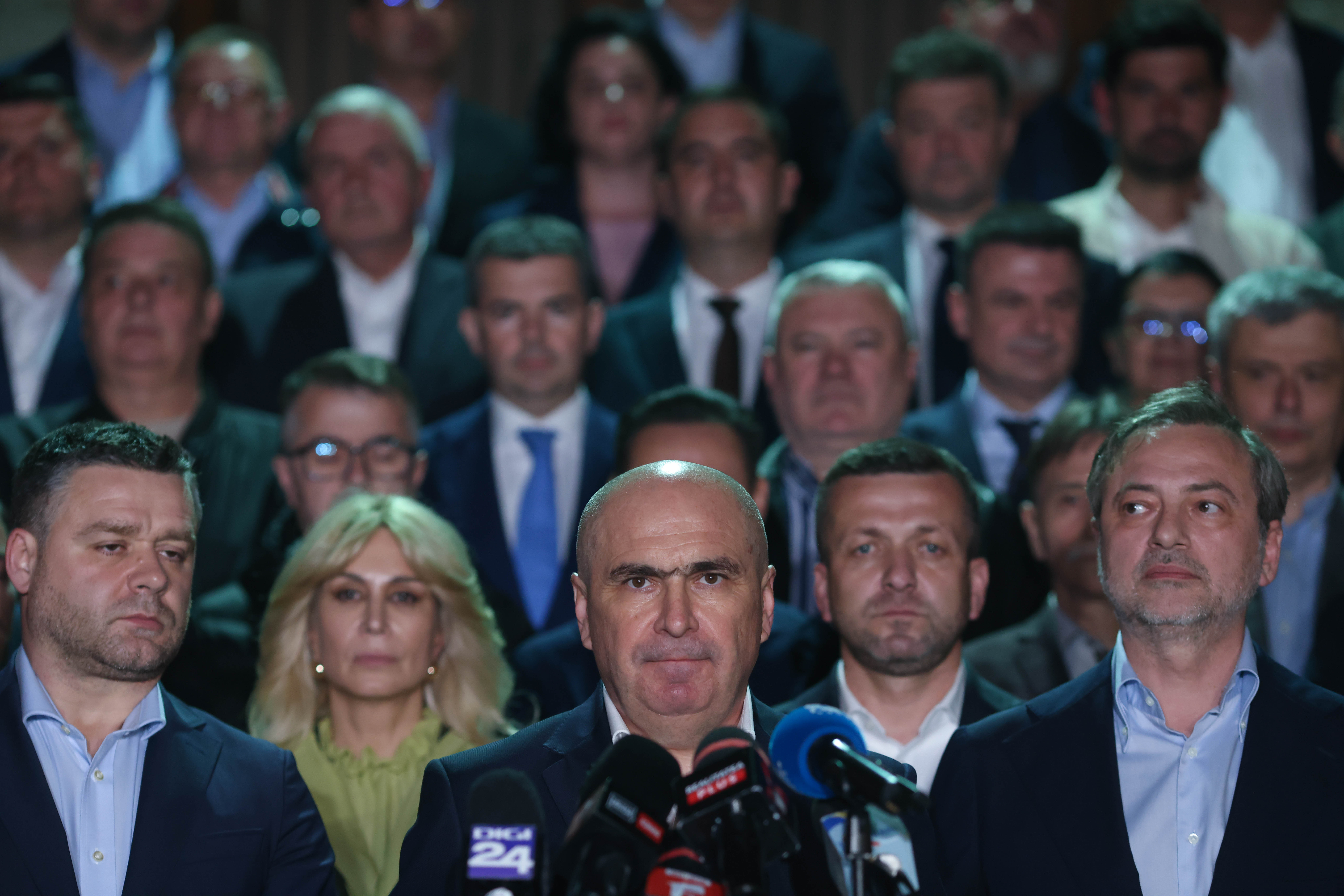 Doi prim-vicepreședinți PNL, gata să-l „sacrifice” pe Bolojan pentru a rămâne la guvernare: Ar fi o eroare istorică să plecăm