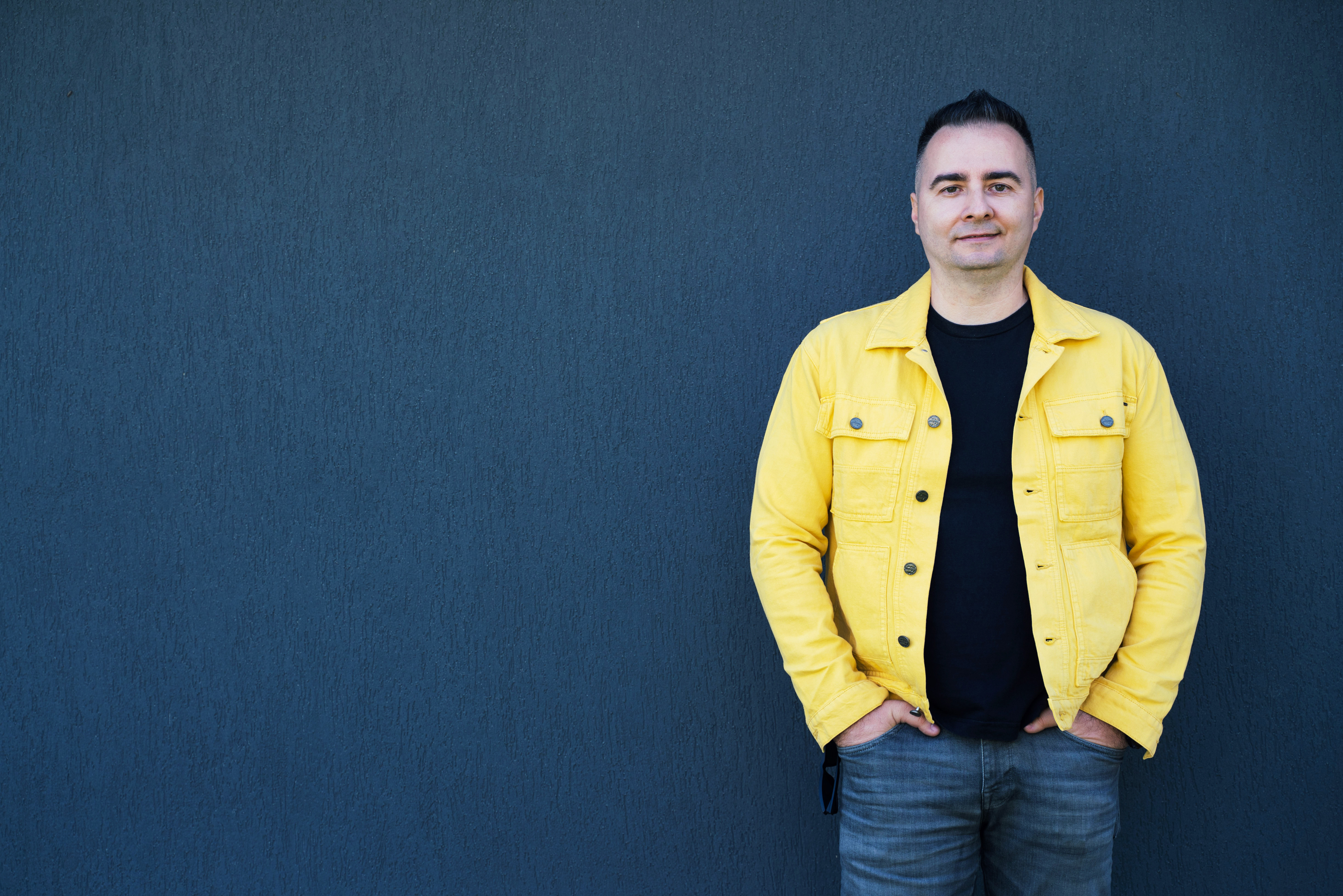 Rareș Năstase împlinește 47 de ani. Jurnalistul „România, te iubesc!” lansează primul roman inspirat din investigații reale