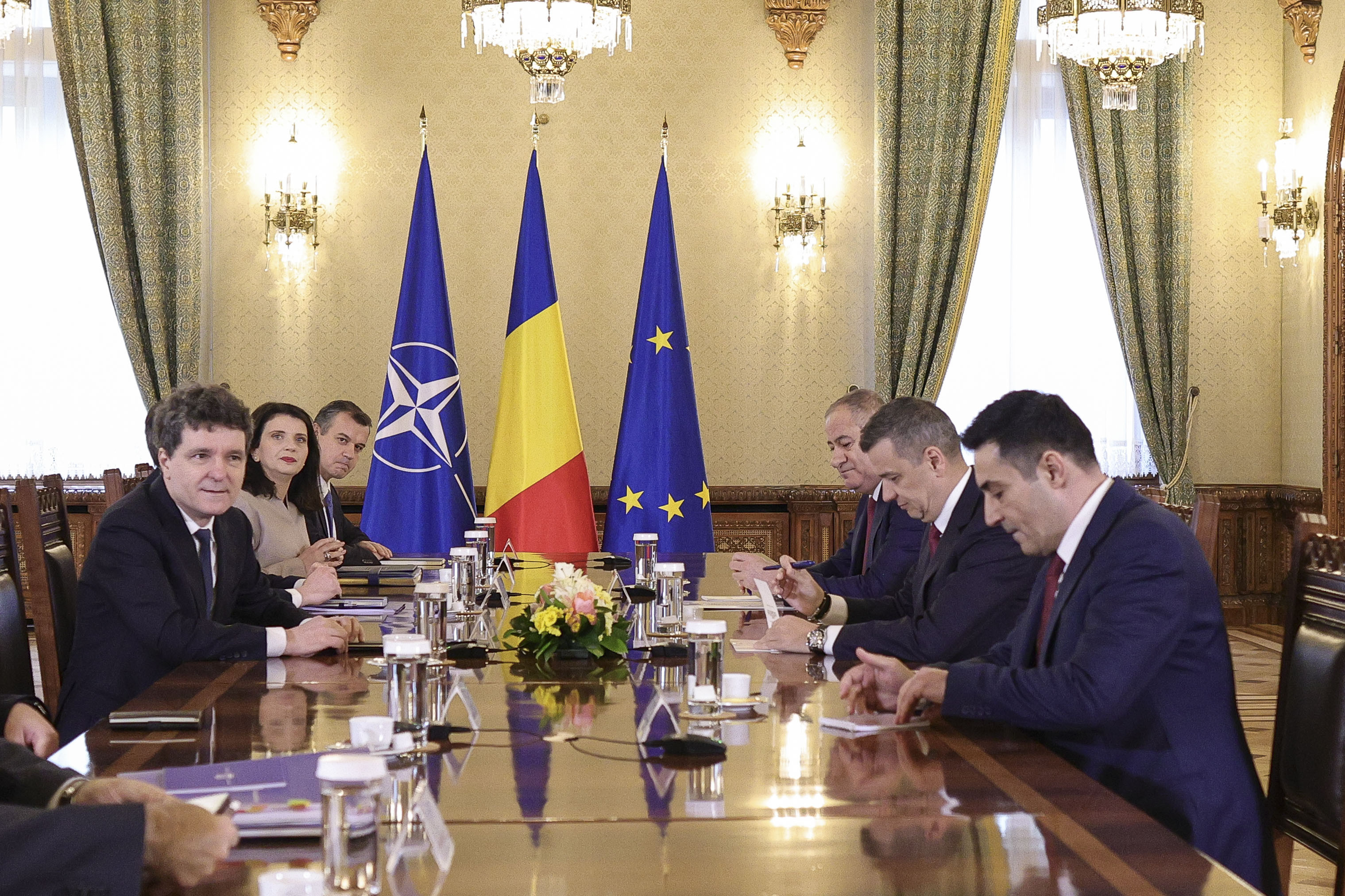 Membrii Biroului Permanent Național al PSD se reunesc pentru a analiza scenariile cu privire la formarea unui nou guvern