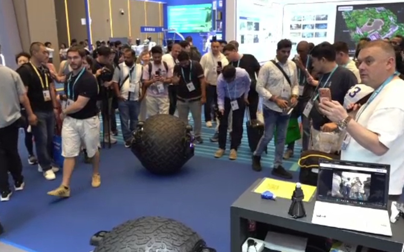 Inteligența artificială domină Târgul Canton, cea mai mare expoziție comercială din China. Vizitatorii, fascinați de roboți