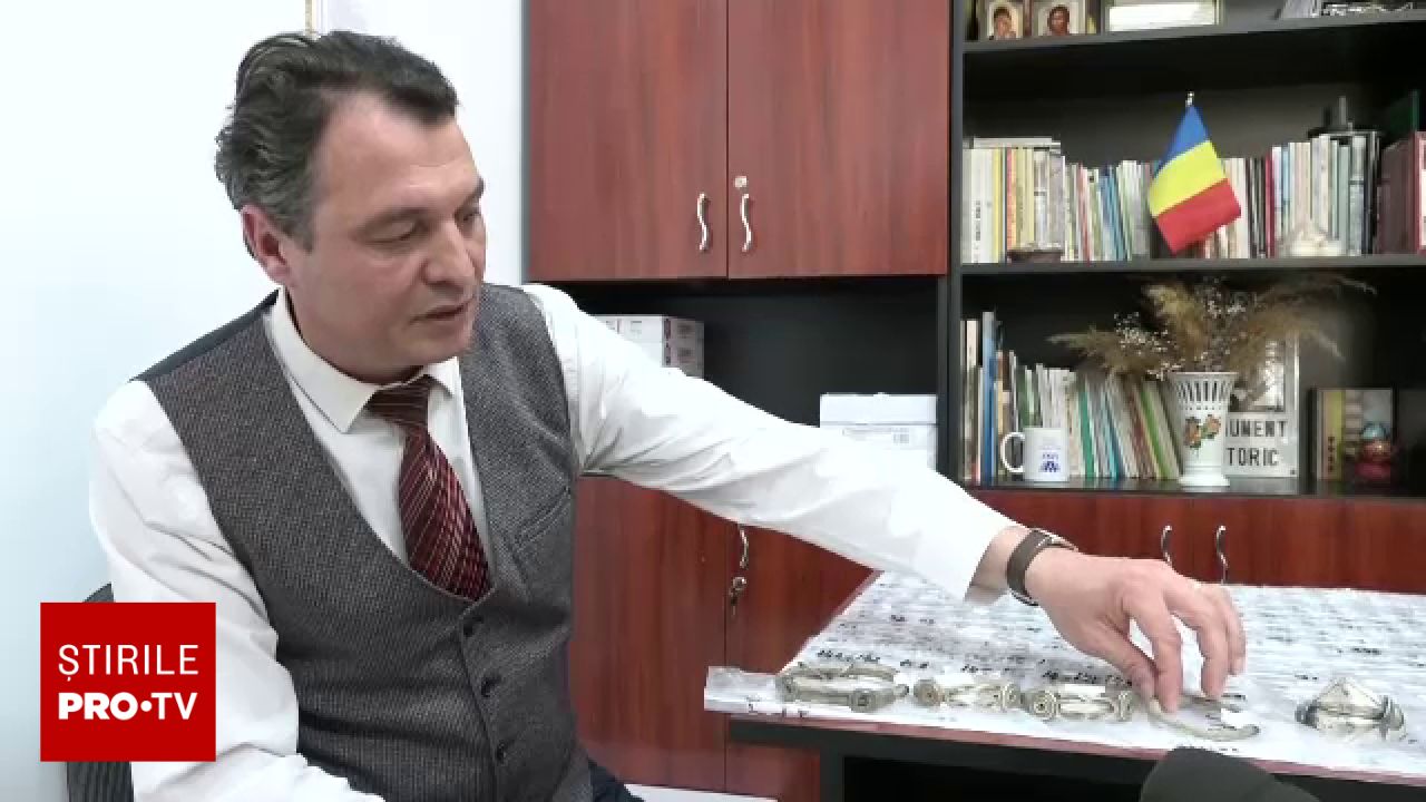 Poza pentru articolul Tezaur antic descoperit întâmplător. Brățări dacice și monede romane, găsite chiar de Paște