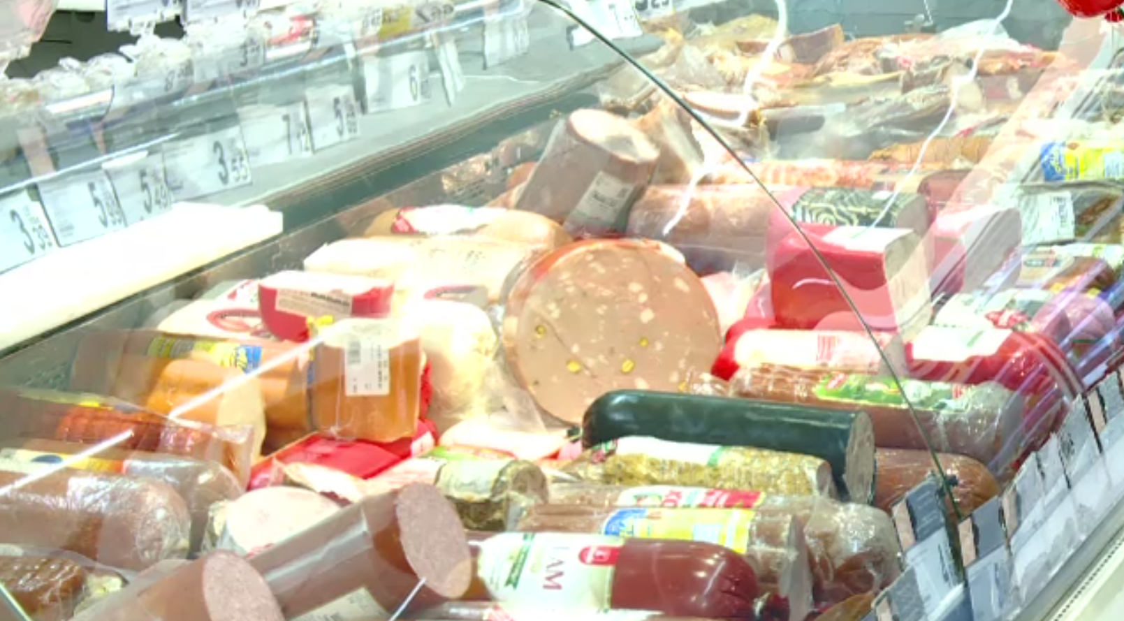 Românii consumă cantități mari de mezeluri în fiecare lună. Medicii trag un semnal de alarmă