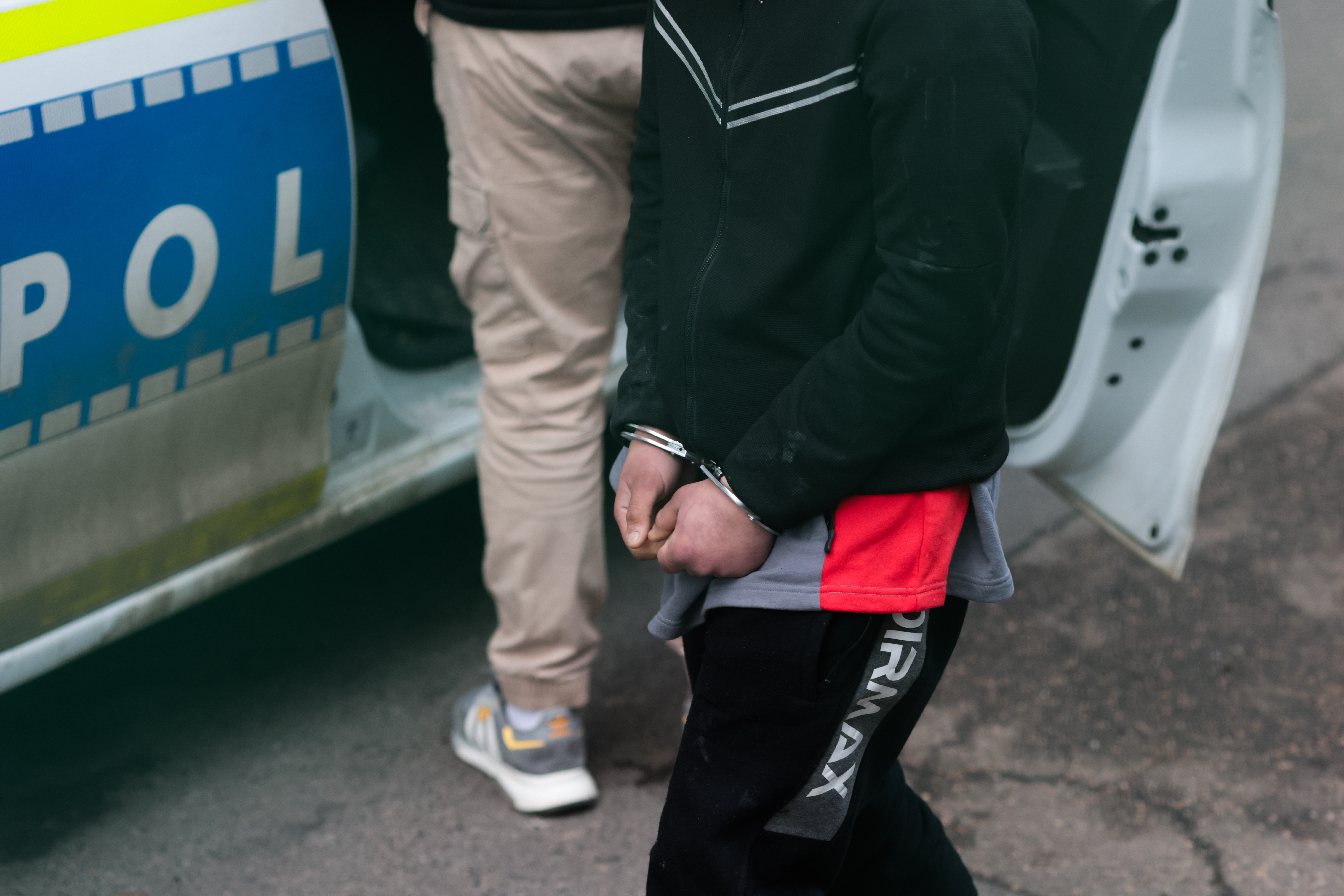 Județul în care poliția e atât de harnică, încât nu mai are unde să țină infractorii. Îi trimite la centre de arest din țară