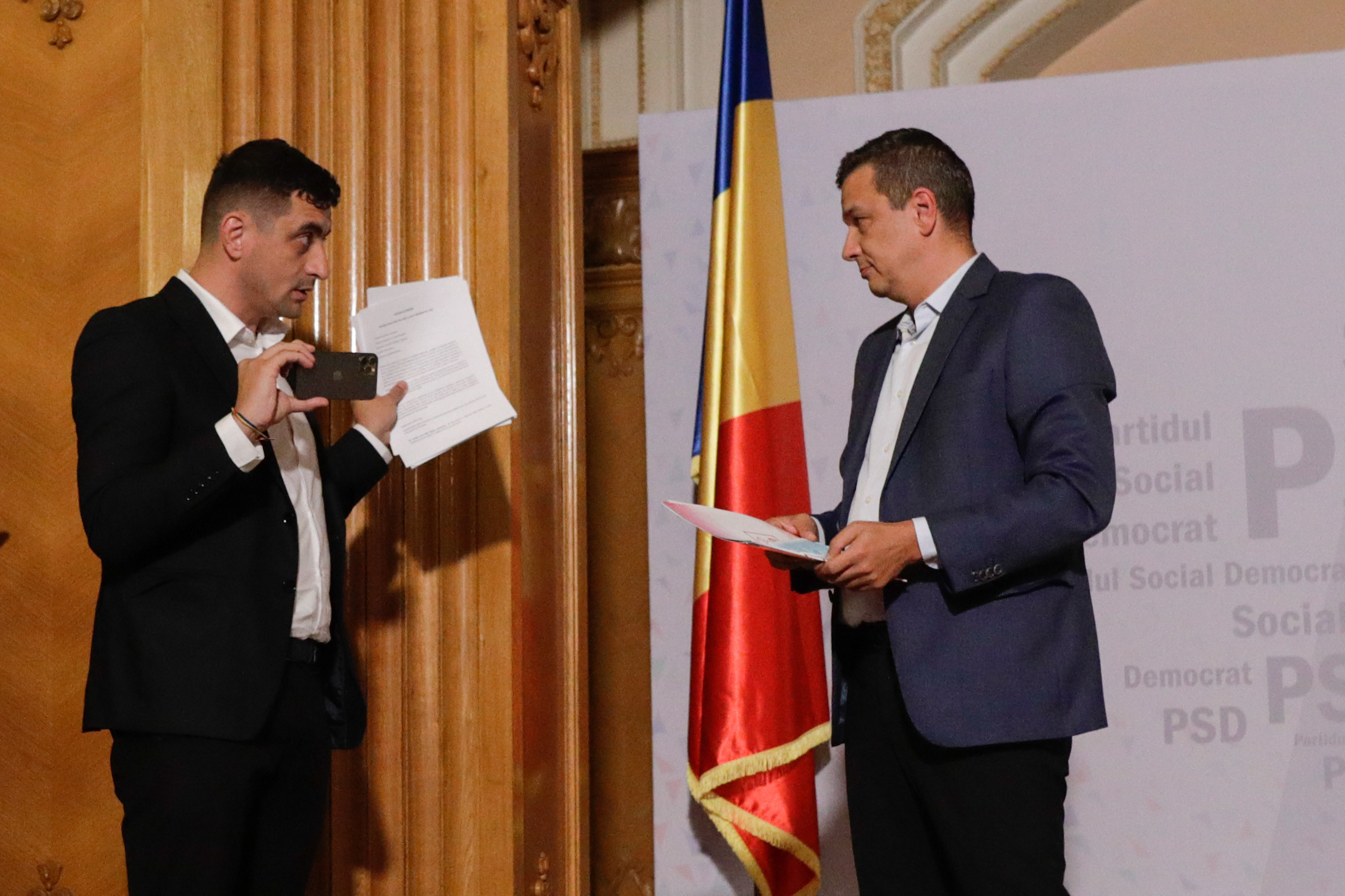 De câte voturi mai au nevoie PSD și AUR ca să dea jos Guvernul Bolojan. Aritmetica din spatele moțiunii de cenzură