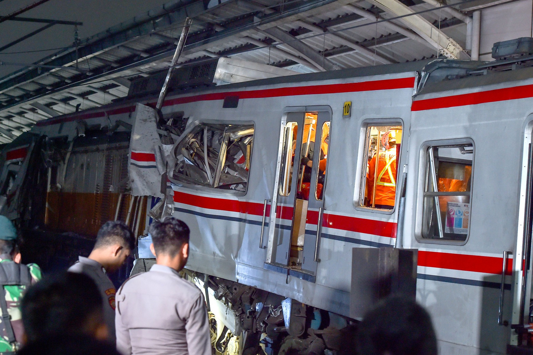 14 morți și zeci de răniți, după ce două trenuri s-au ciocnit într-o gară din Indonezia. FOTO