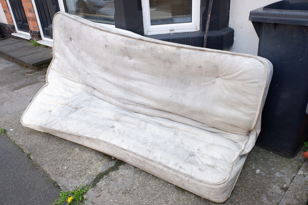 O femeie din Italia a aruncat la gunoi o saltea veche, fără să știe ce „comoară” de 50.000 de euro ascundea în interior