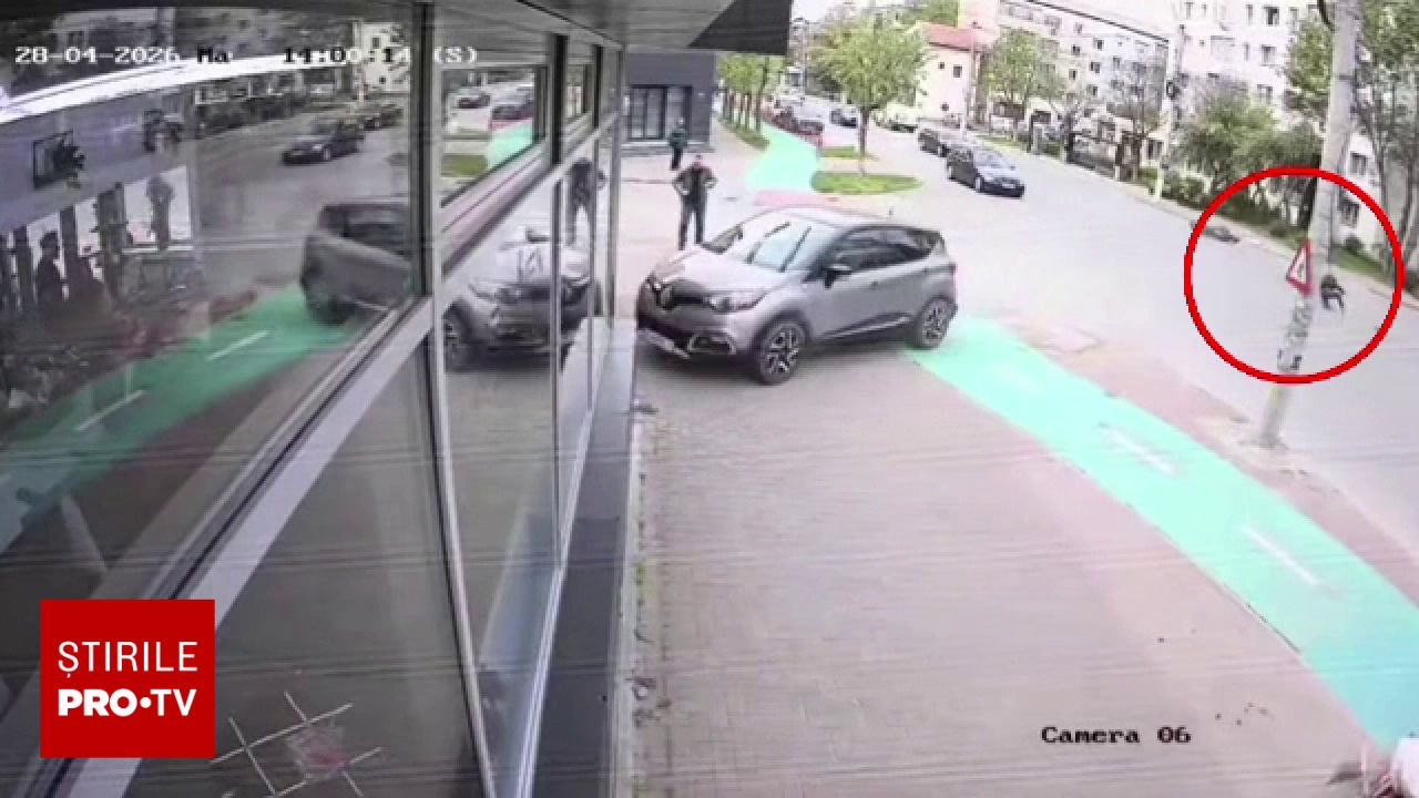 Poza pentru articolul Momentul în care o mașină intră într-o frizerie din Bacău, surprins de camere. Șoferul lovise anterior o motocicletă