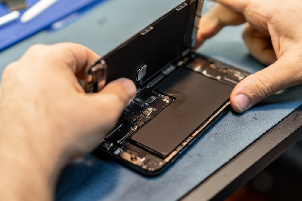 Telefoanele vor putea fi reparate acasă mai ușor. Producătorii ar putea fi obligați să asigure piese de schimb din 2027