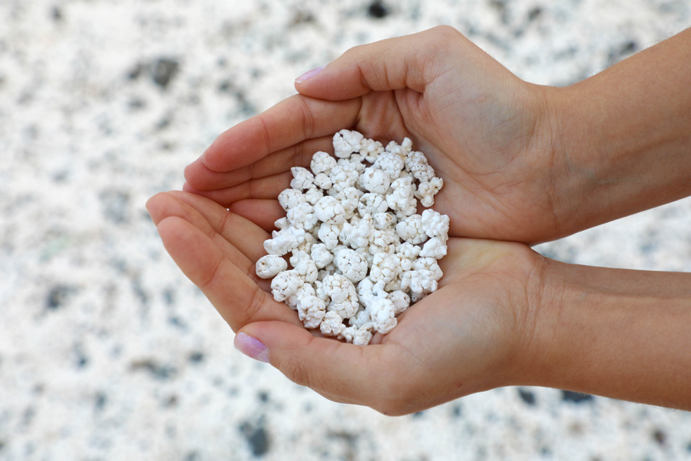 O plajă din Europa are nisip de „popcorn”. Locul incredibil care pare ireal și îi surprinde pe turiști