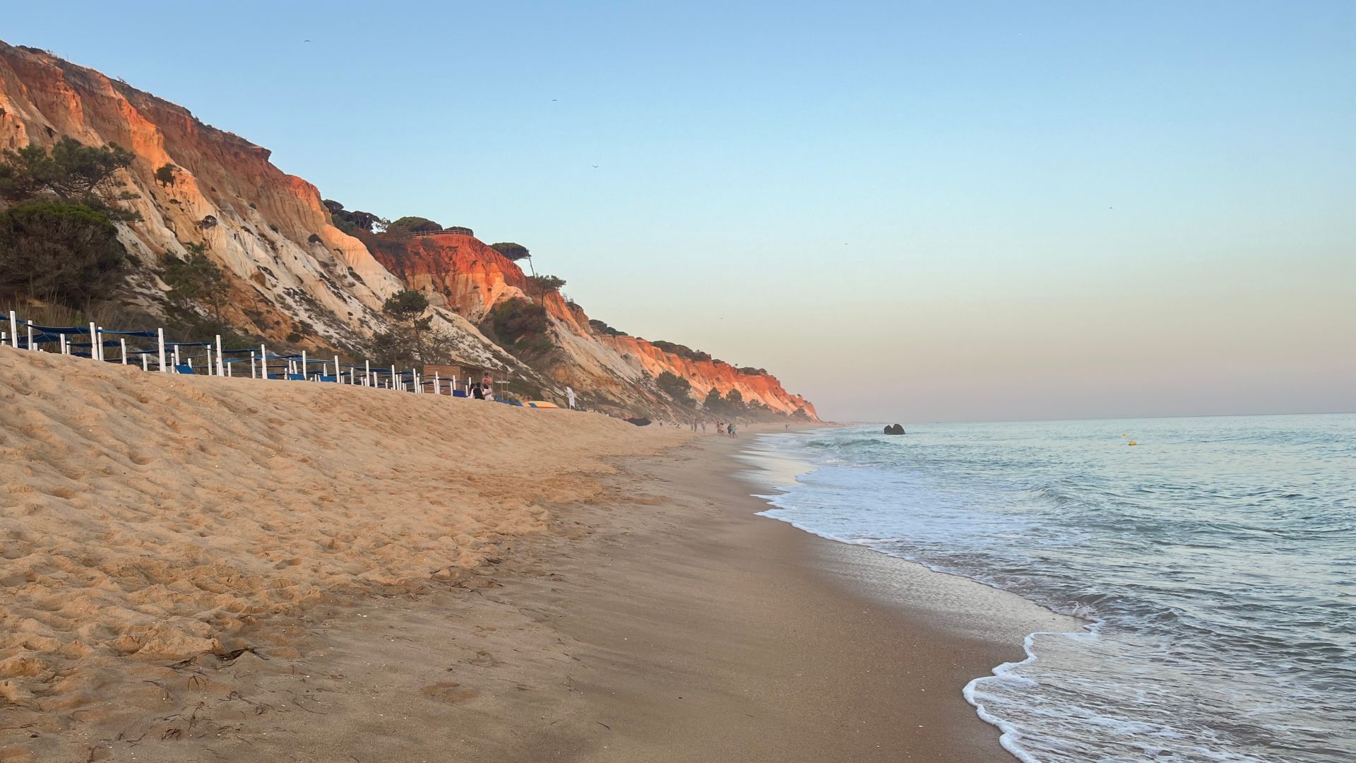 Praia da Falésia, în Algarve, desemnată cea mai frumoasă plajă din Europa pentru 2026 — image 2
