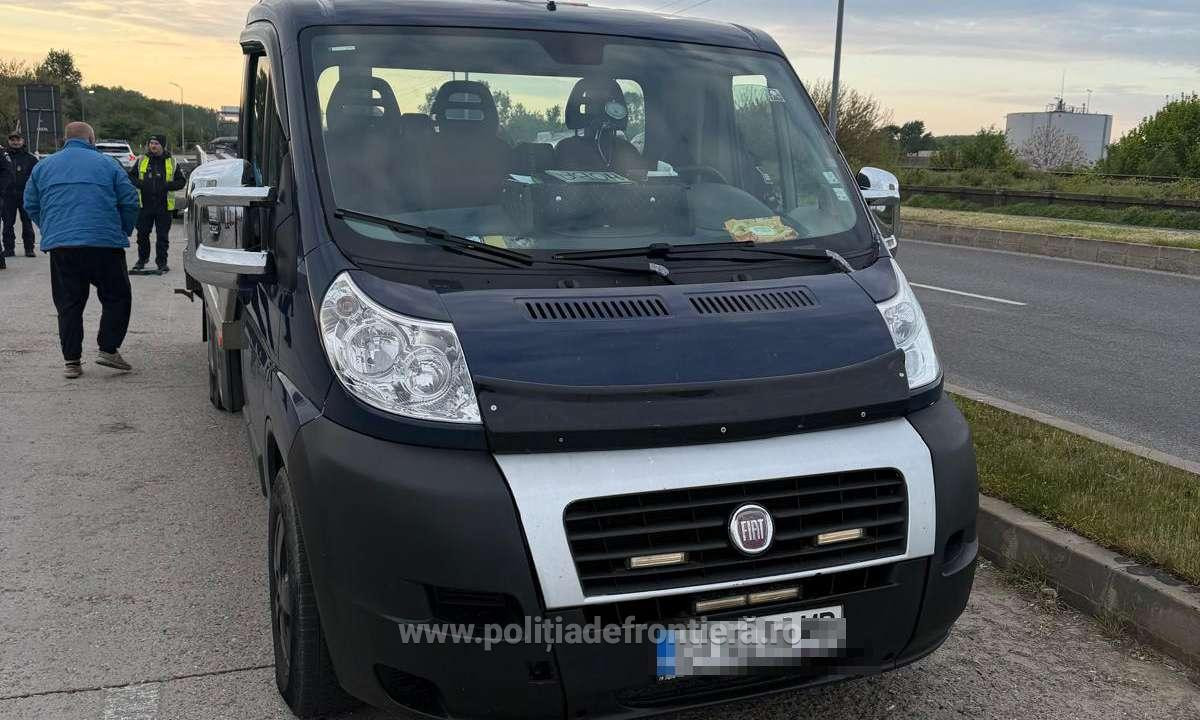 Descoperire de aproape 30.000 de euro în Giurgiu. Ce au găsit oamenii legii în podeaua unei remorci. FOTO