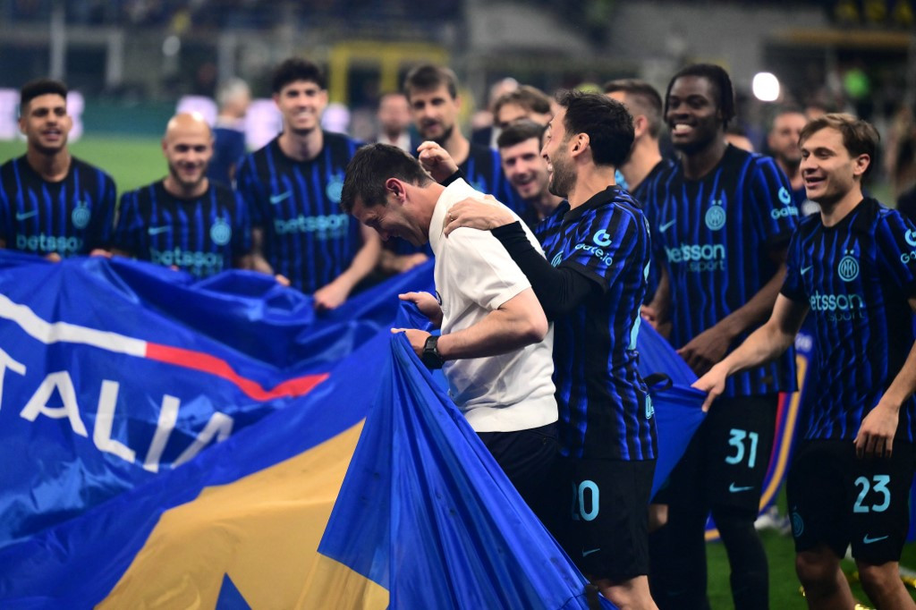 Ce au scandat jucătorii lui Inter în vestiar, cu Chivu de față, după titlul câștigat în Serie A. Antrenorul român, în extaz