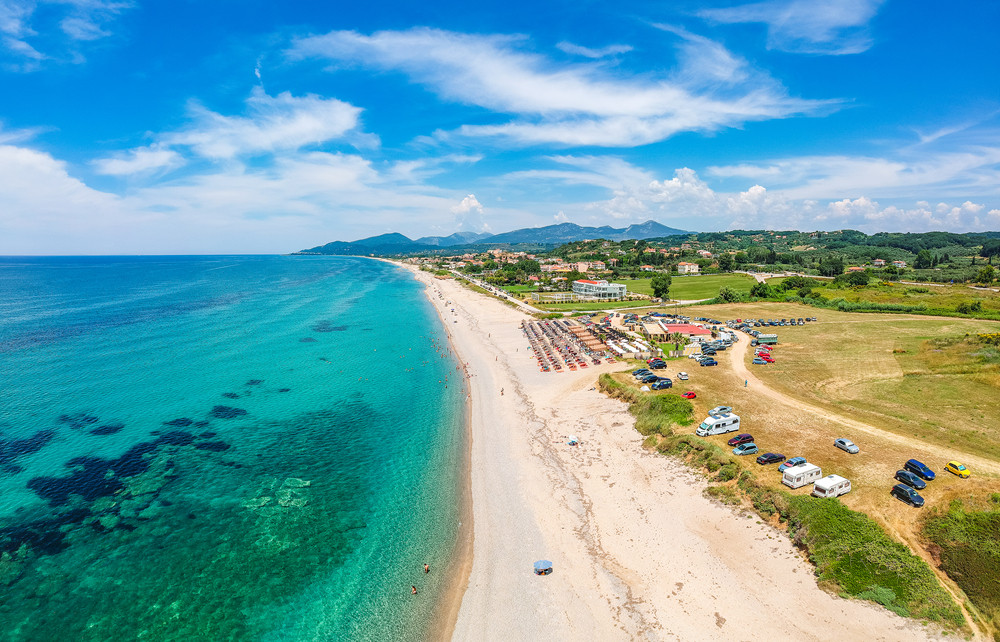 O plajă mai puțin cunoscută din Grecia, care are 22 de km, cucerește turiștii. „Combinația perfectă între mare și munți”
