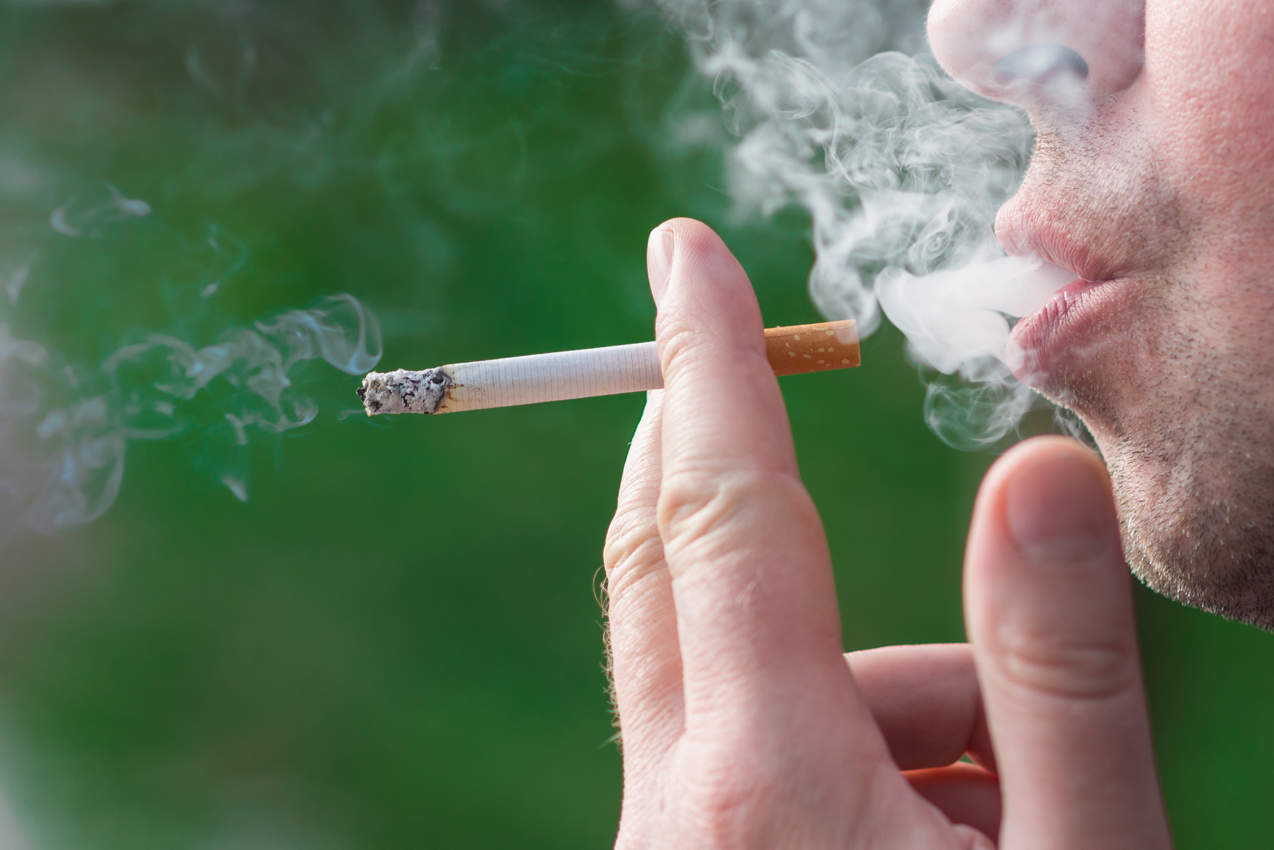 Medic: Cine fumează între unu şi două pachete de ţigări pe zi pierde, în medie, şapte ani din viaţă