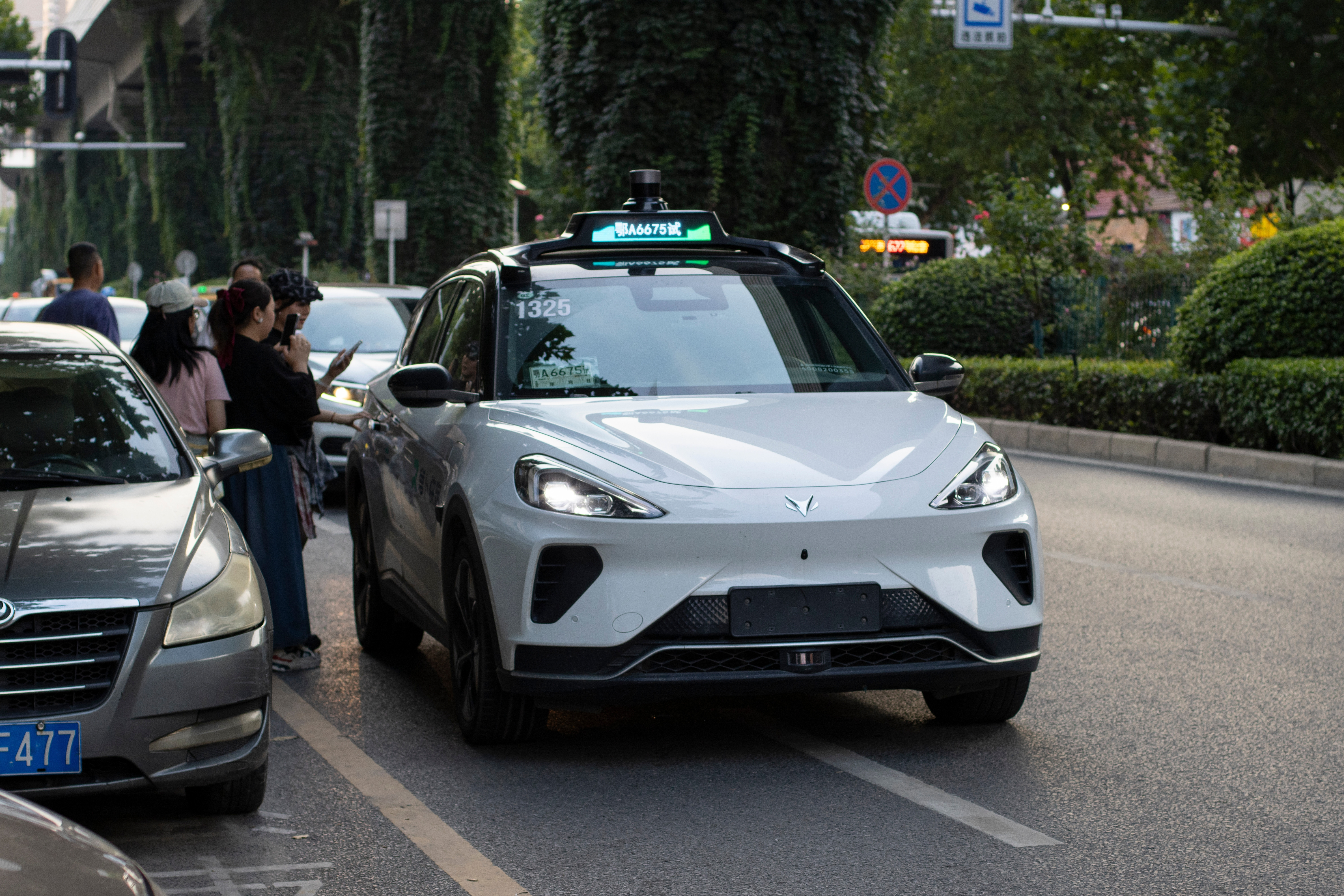 Primul oraș european în care circulă robotaxiuri. Cât plătesc pasagerii pentru o cursă autonomă