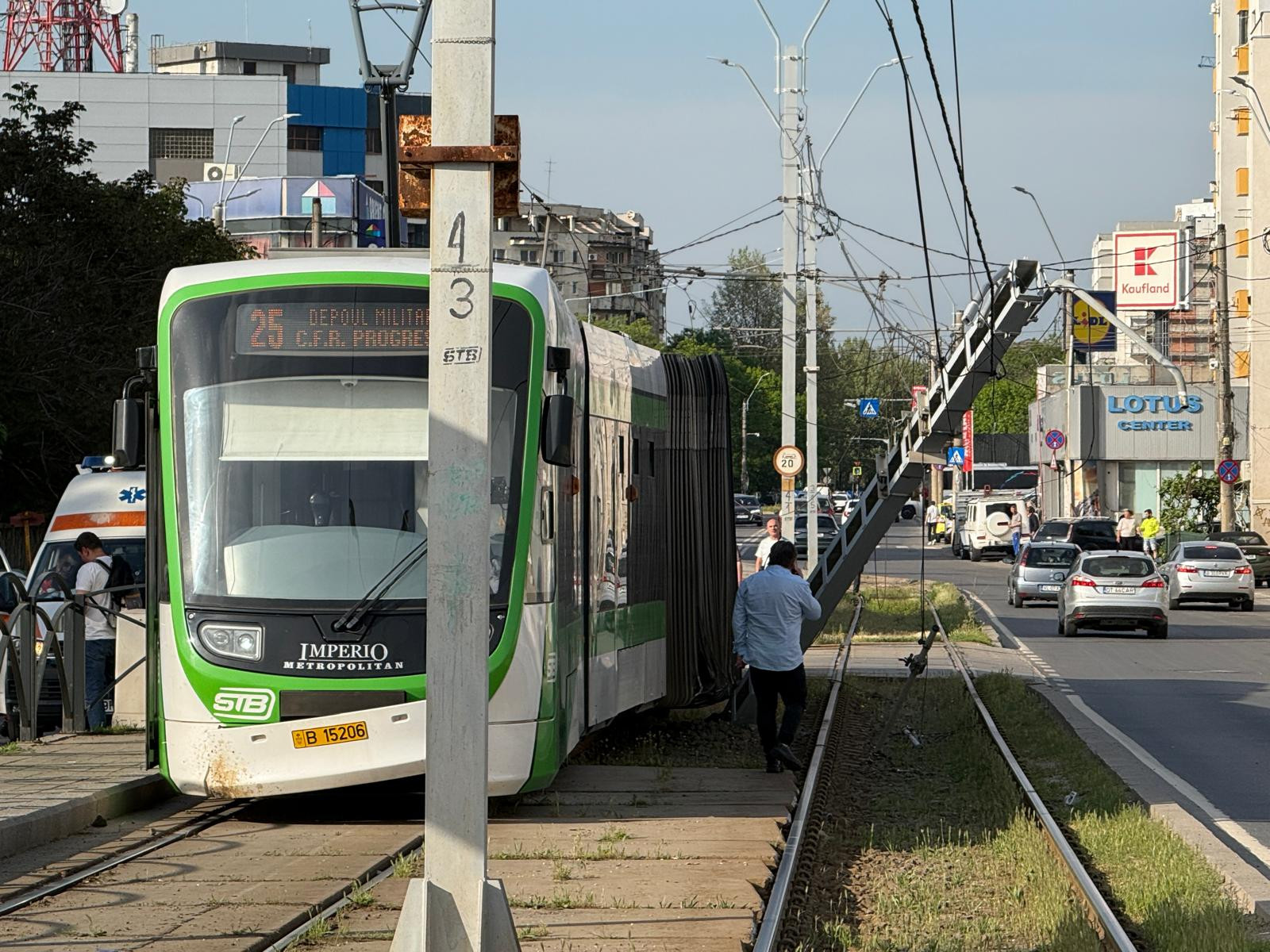 Un tramvai a deraiat în București și a lovit un stâlp. Patru oameni au ajuns la spital. FOTO