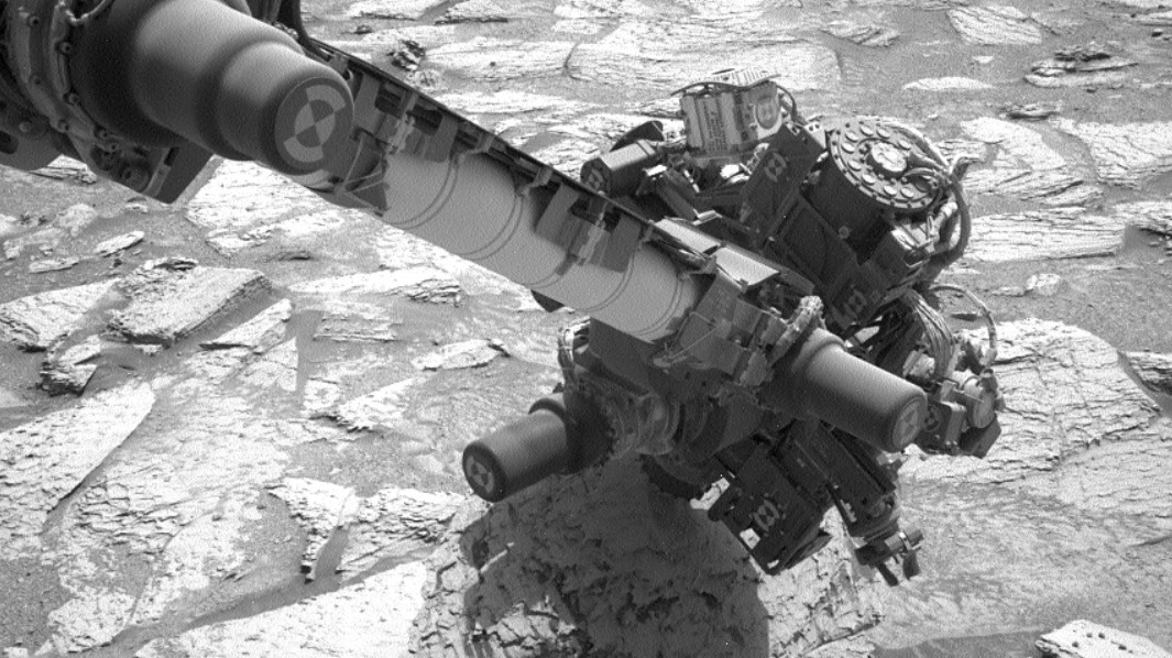 Curiosity, „prizonier” pe Marte după ce s-a blocat într-un bolovan de 13 kilograme. FOTO