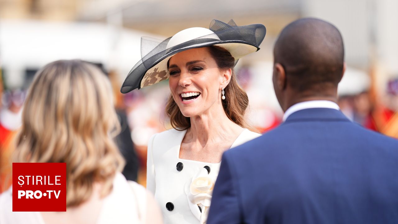 Kate Middleton, apariție elegantă la Palatul Buckingham. Accesoriul regal care a atras toate privirile. FOTO