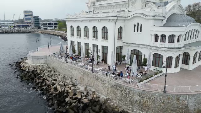 Turiștii au profitat de prețurile de extrasezon pe litoral. Cafeneaua de la Cazinou, atracția weekendului