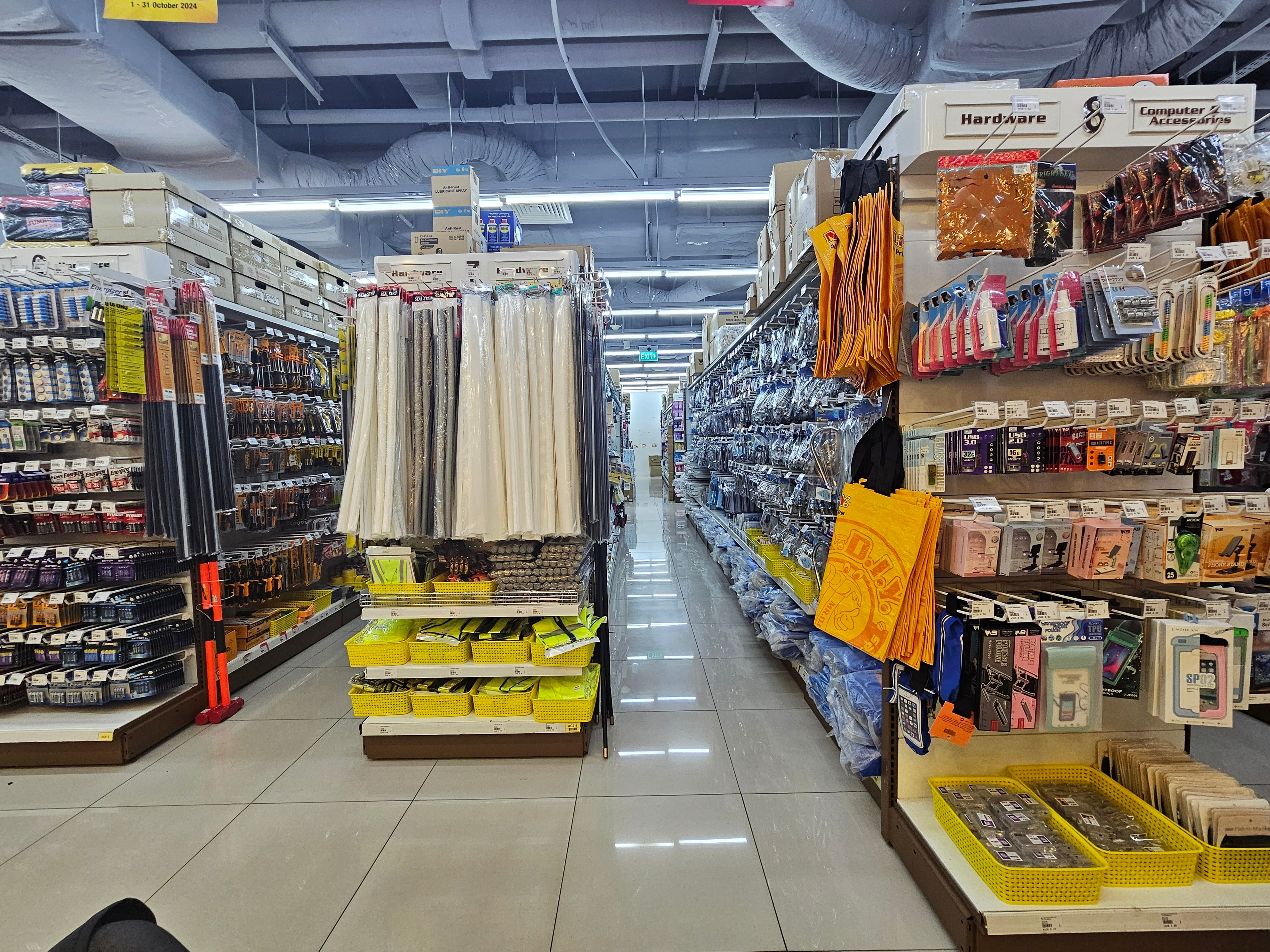 Un gigant asiatic a deschis primul magazin din București. Salariile pot ajunge și la 7.500 lei/lună