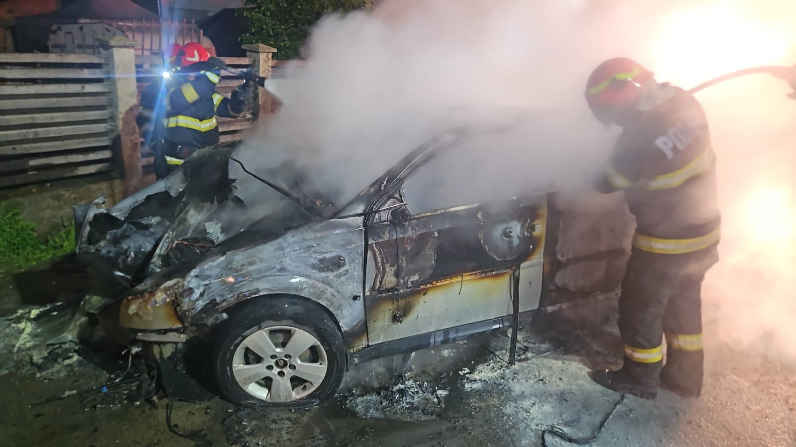 Doi tineri au murit carbonizaţi şi alţi doi au fost răniţi într-un accident, în Vrancea. Cum s-a produs tragedia. FOTO