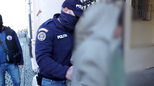 O tănără de 17 ani a fost abuzată, bătută și forțată să se prostitueze. Agresorii, reținuți