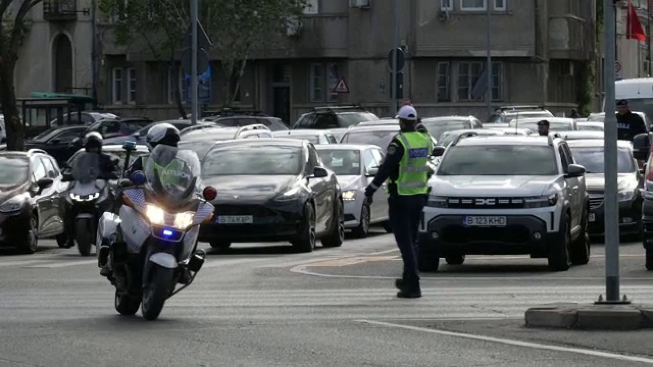Reacțiile șoferilor blocați în trafic din cauza summitului B9, găzduit de București. „O oră și jumătate, 8 kilometri”