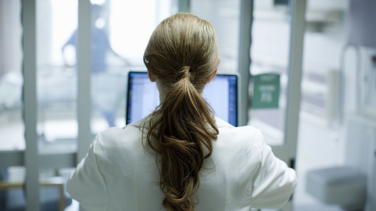 O femeie cu diploma falsă, angajată medic în Italia, condamnată pentru fraudă