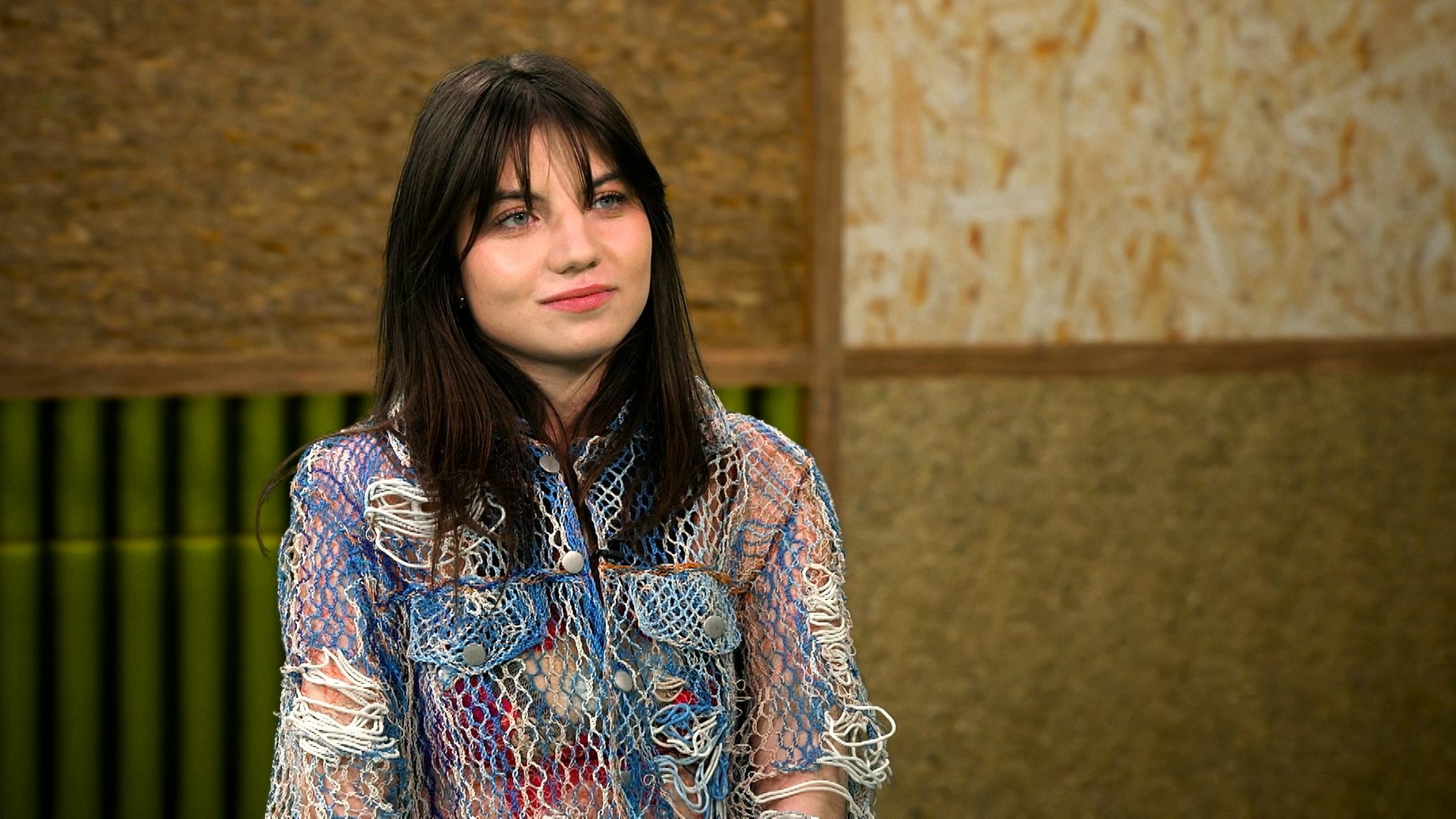 O româncă a apărut în revista Vogue, cu rochii făcute din cabluri electrice uzate. Creațiile sale, purtate de supervedete pop