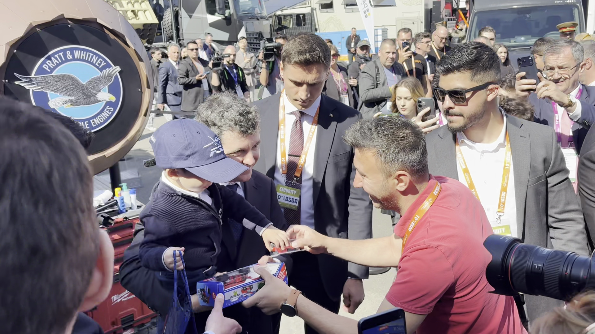 Nicușor Dan a mers cu fiul său Antim la expoziția internațională de la Romaero. Băiatul a primit numeroase cadouri