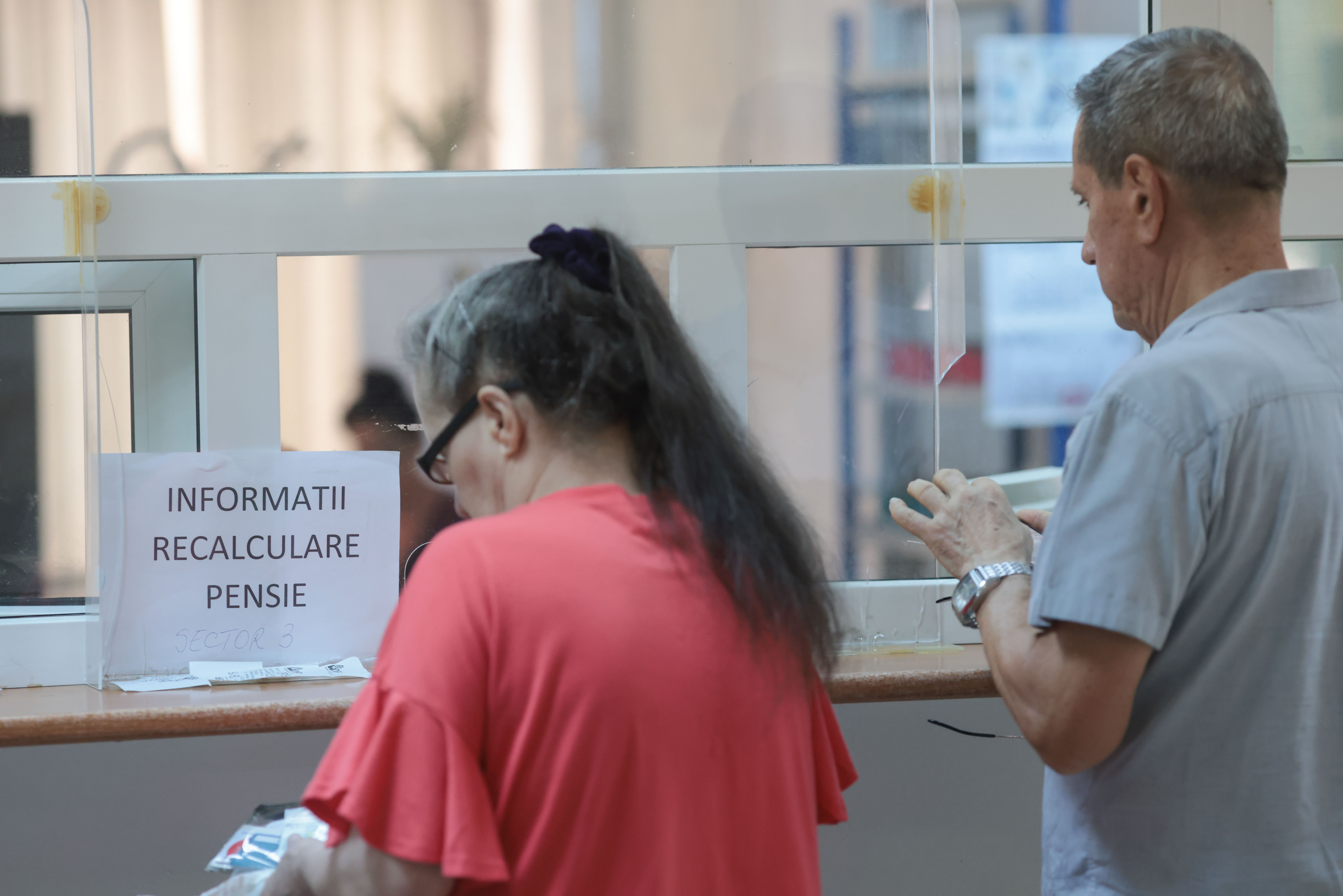 România are mai puțini pensionari decât în martie. Cât a ajuns pensia medie în aprilie 2026