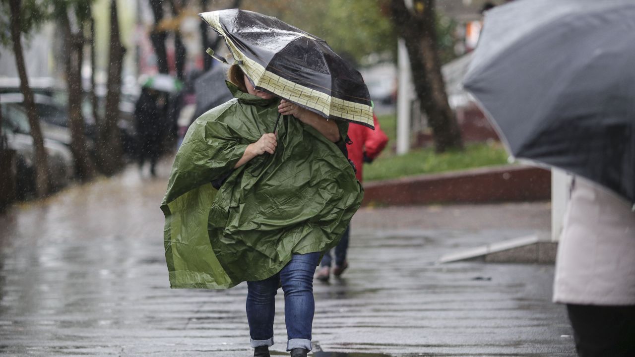 Canicula continuă în România, dar vor urma furtuni și grindină