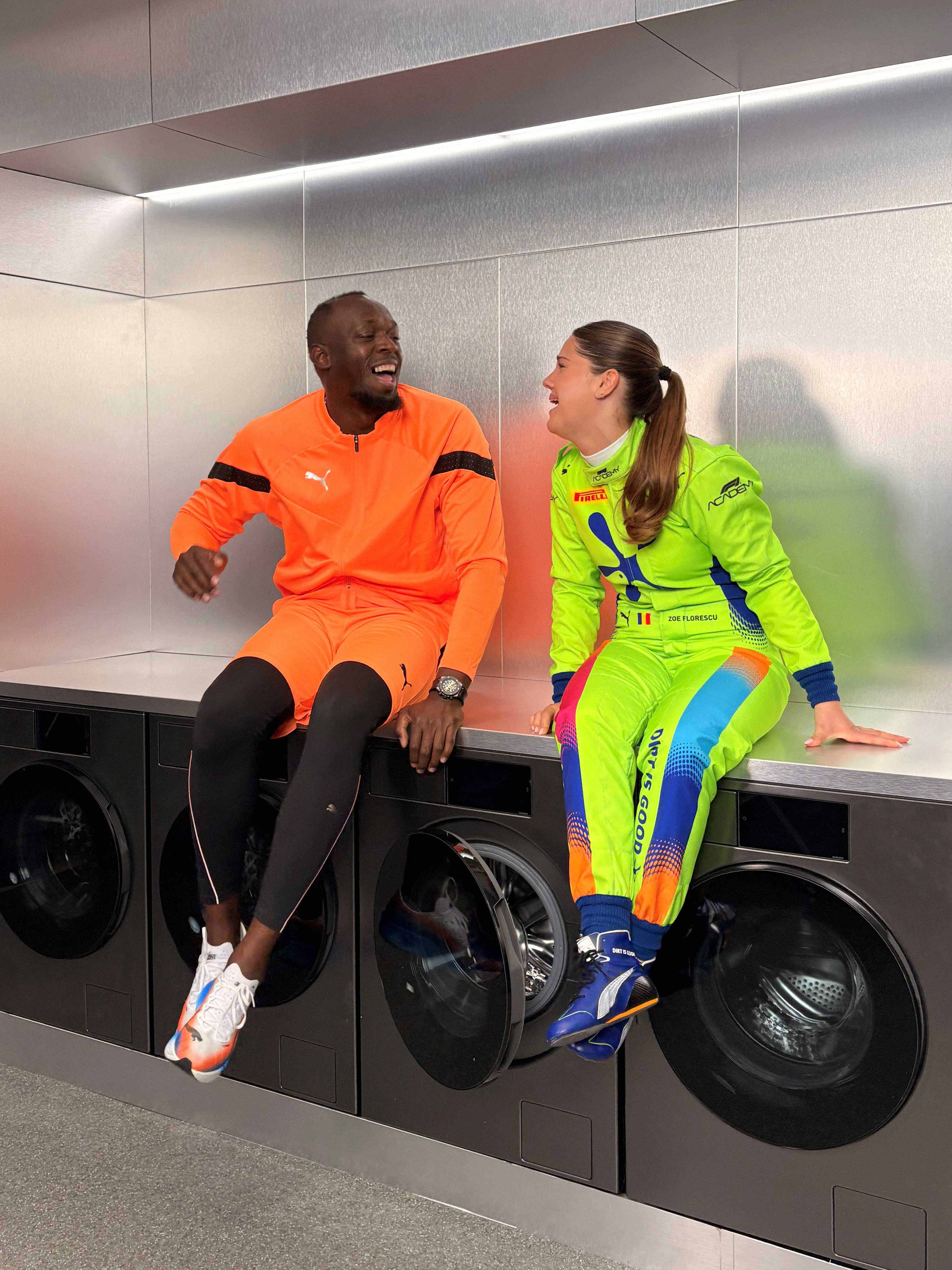Cine este românca de 17 ani care apare într-o reclamă alături de Usain Bolt. Va pilota o mașină de sute de cai putere