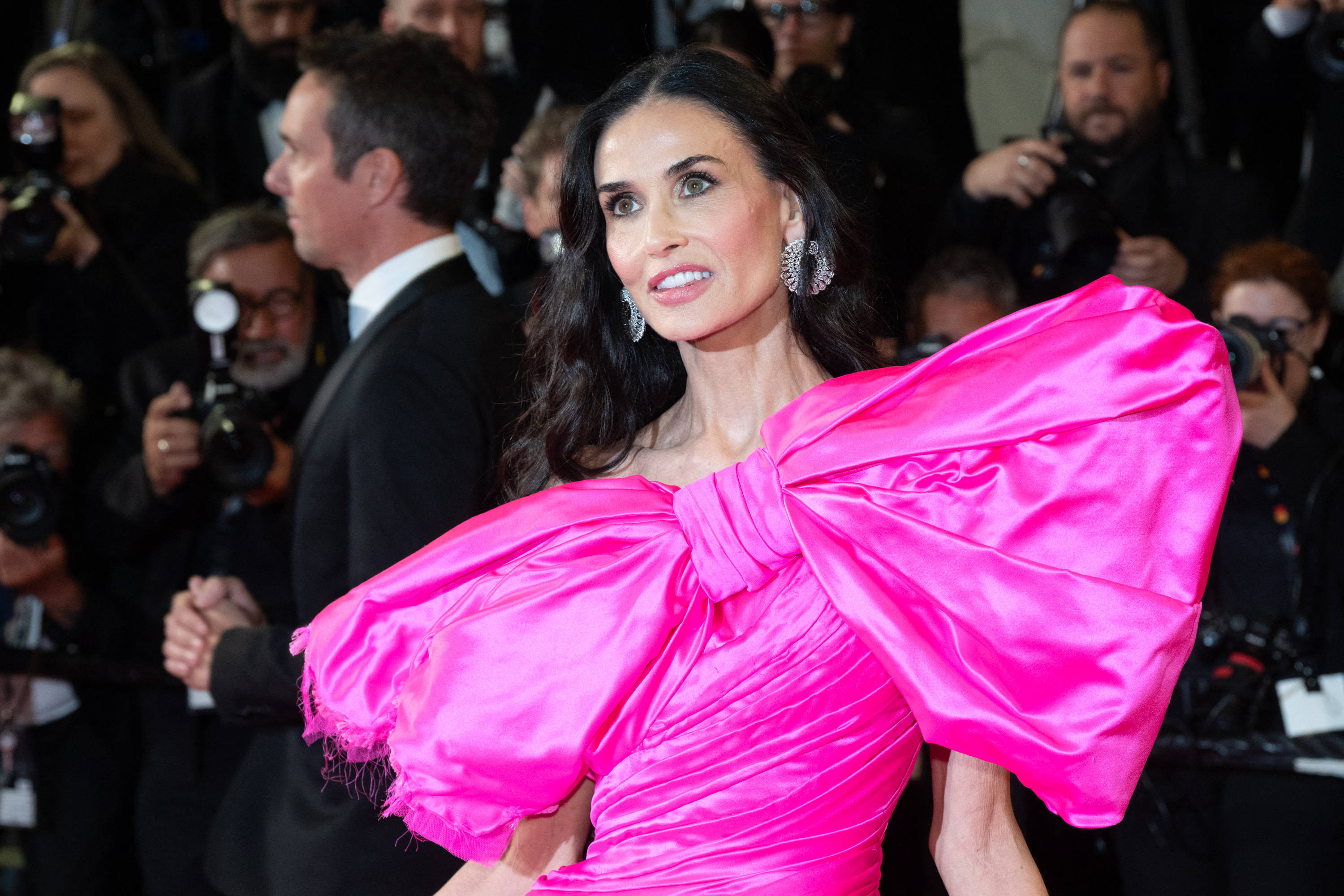Demi Moore a atras toate privirile la Cannes cu o rochie roz extravagantă şi o apariţie spectaculoasă. FOTO