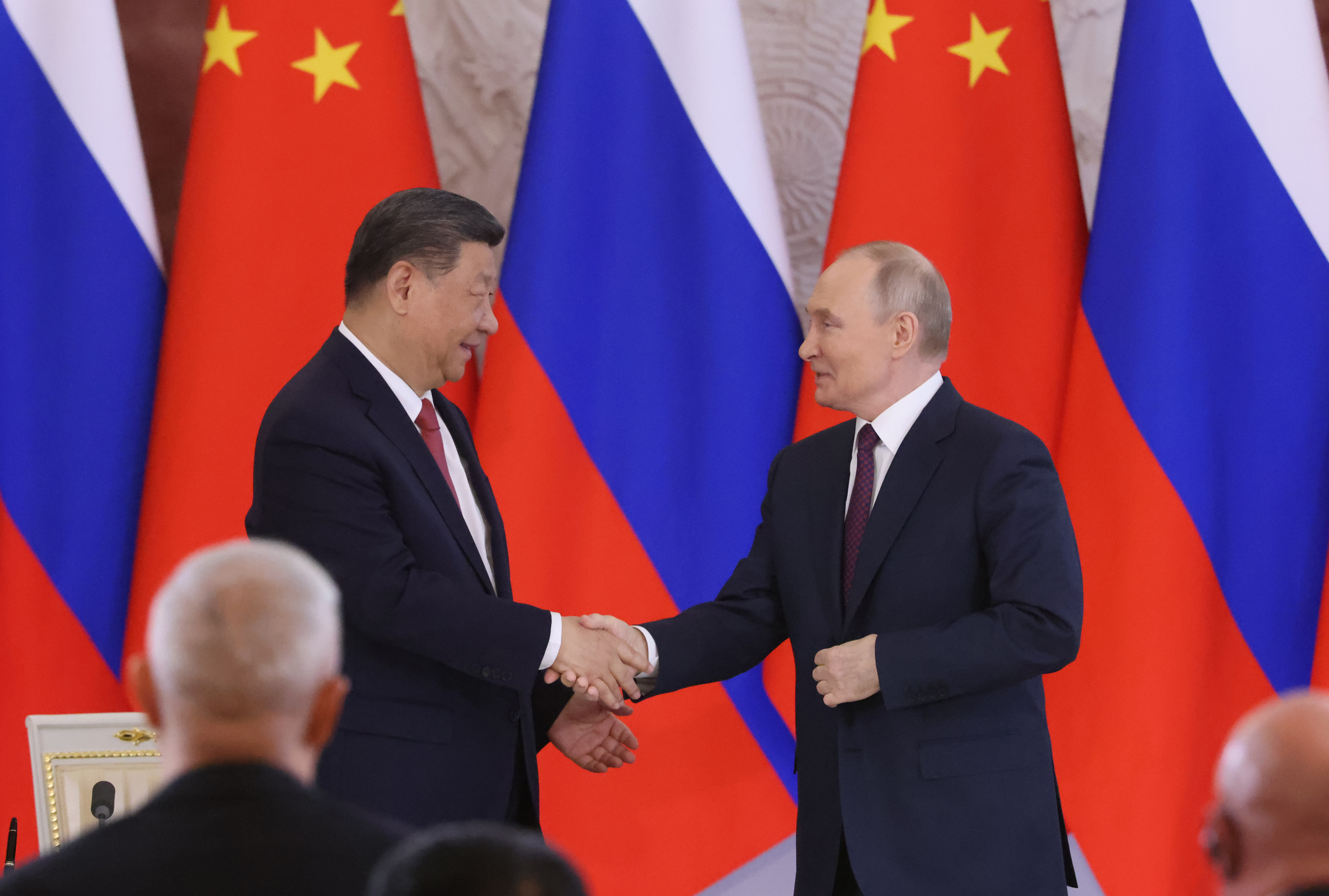 Xi îl primește pe „vechiul prieten” Putin după vizita lui Trump în China. Moscova caută sprijin economic la Beijing