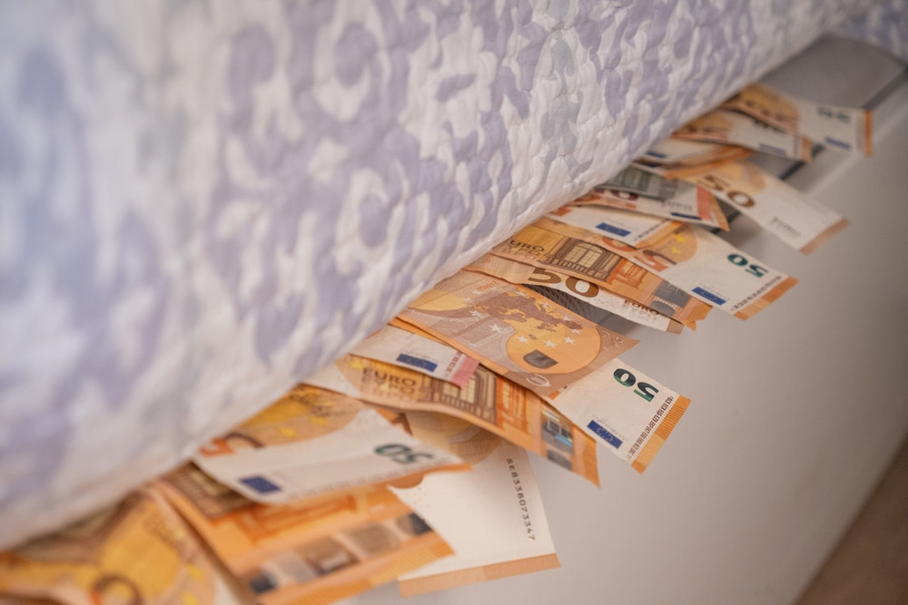 Ce a făcut o femeie din Serbia după ce a găsit 700.000 de euro ascunși sub o saltea: „Am crezut că am halucinații”