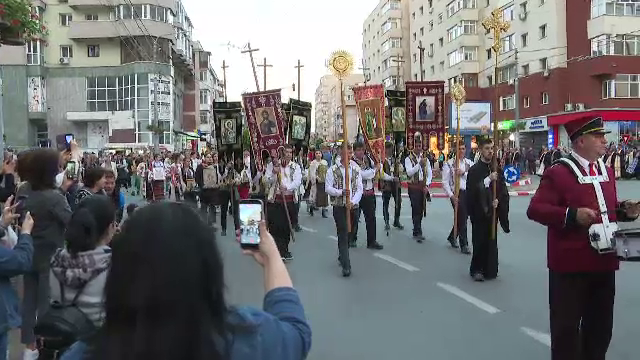 Procesiune impresionantă la Târgu Jiu de Sfinții Împărați Constantin și Elena. Peste 1.000 de credincioși au participat