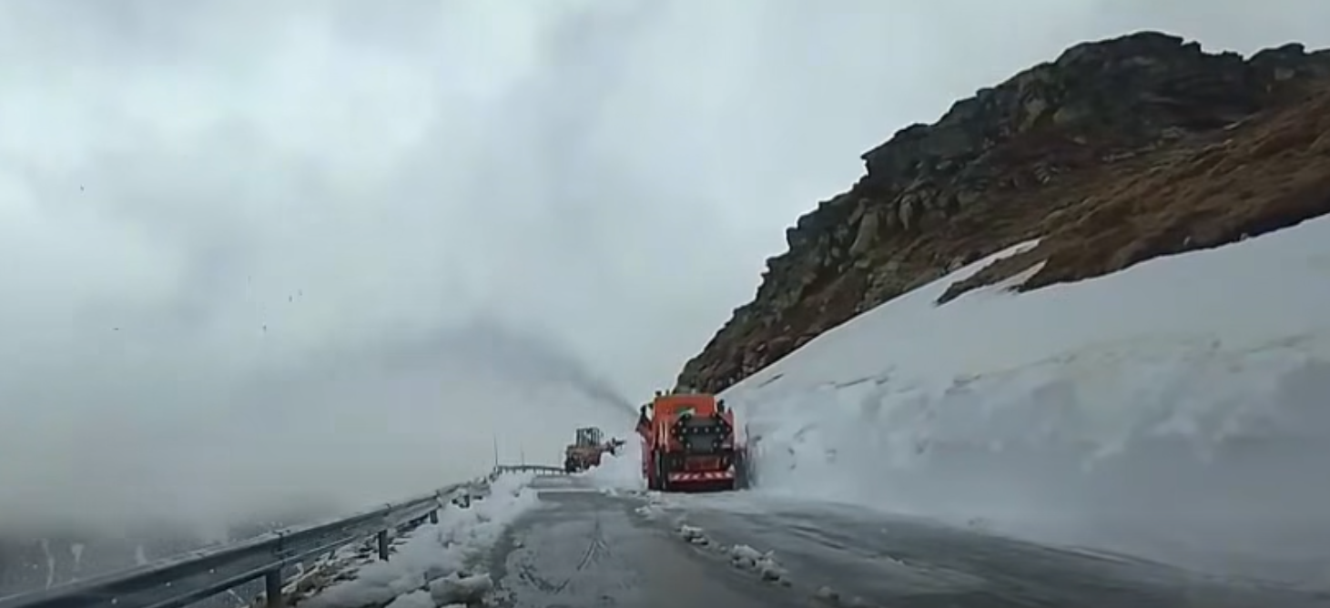 Utilajele lucrează fără oprire pe Transalpina și Transfăgărășan. Zăpada depășește cinci metri | VIDEO