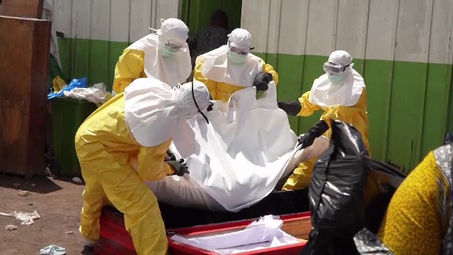 Epidemie de Ebola: Infectare automată la atingerea corpurilor neînsuflețite. Localnicii au dat foc unui centru de tratament