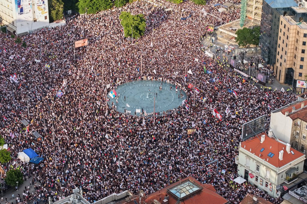 FOTO. Zeci de mii de oameni s-au adunat în Serbia pentru a protesta față de președintele Aleksandar Vucic
