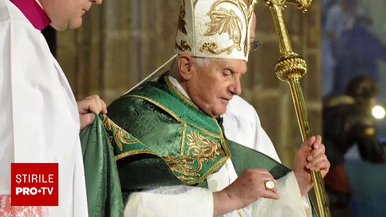 Poza pentru articolul Croitorul care îl îmbracă pe Papă și preferințele vestimentare ale ultimilor suverani pontifi. ”Cea mai înaltă aspirație”