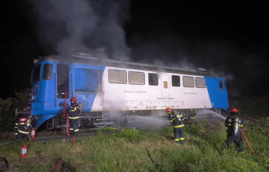 Incendiu la locomotiva unui tren de călători aflat în Bihor. Vagoanele au fost decuplate, au intervenit pompierii militari