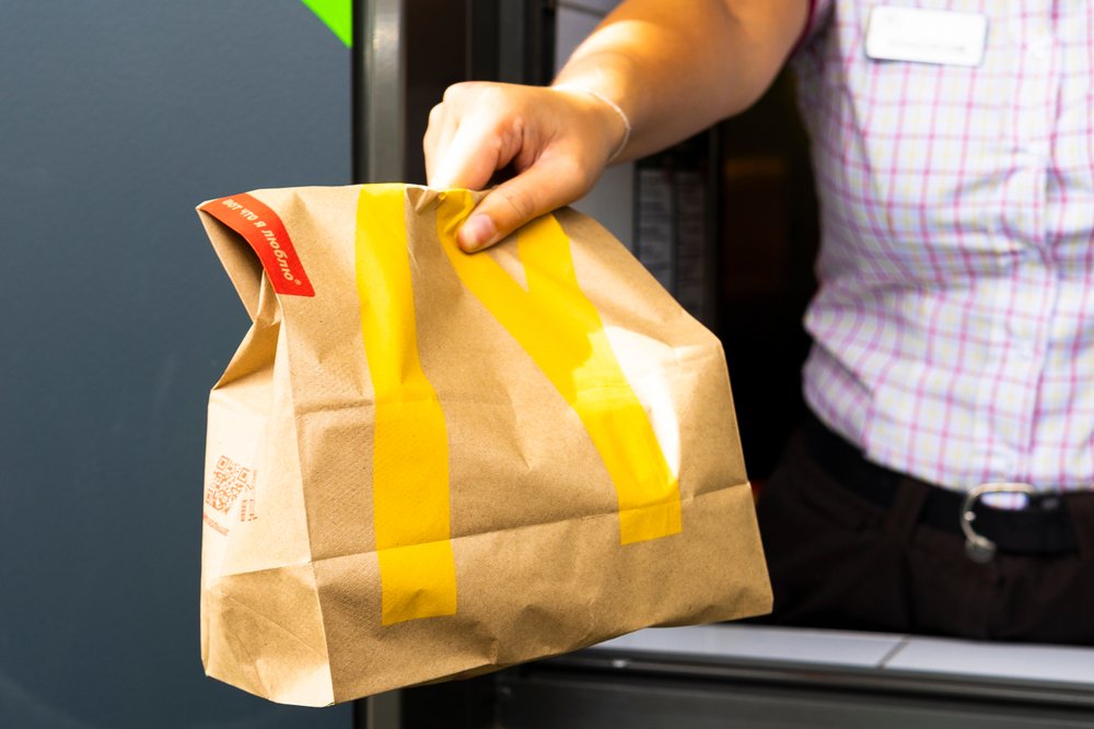 McDonald’s vrea să angajeze peste 500 de oameni în România. Ce salariu primește un lucrător comercial sau un barista