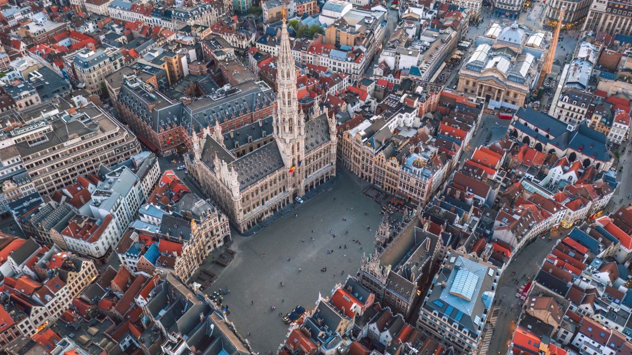 Orașul european perfect pentru o vacanță fără mașină. Este ușor de explorat pe jos și renumit pentru ciocolată