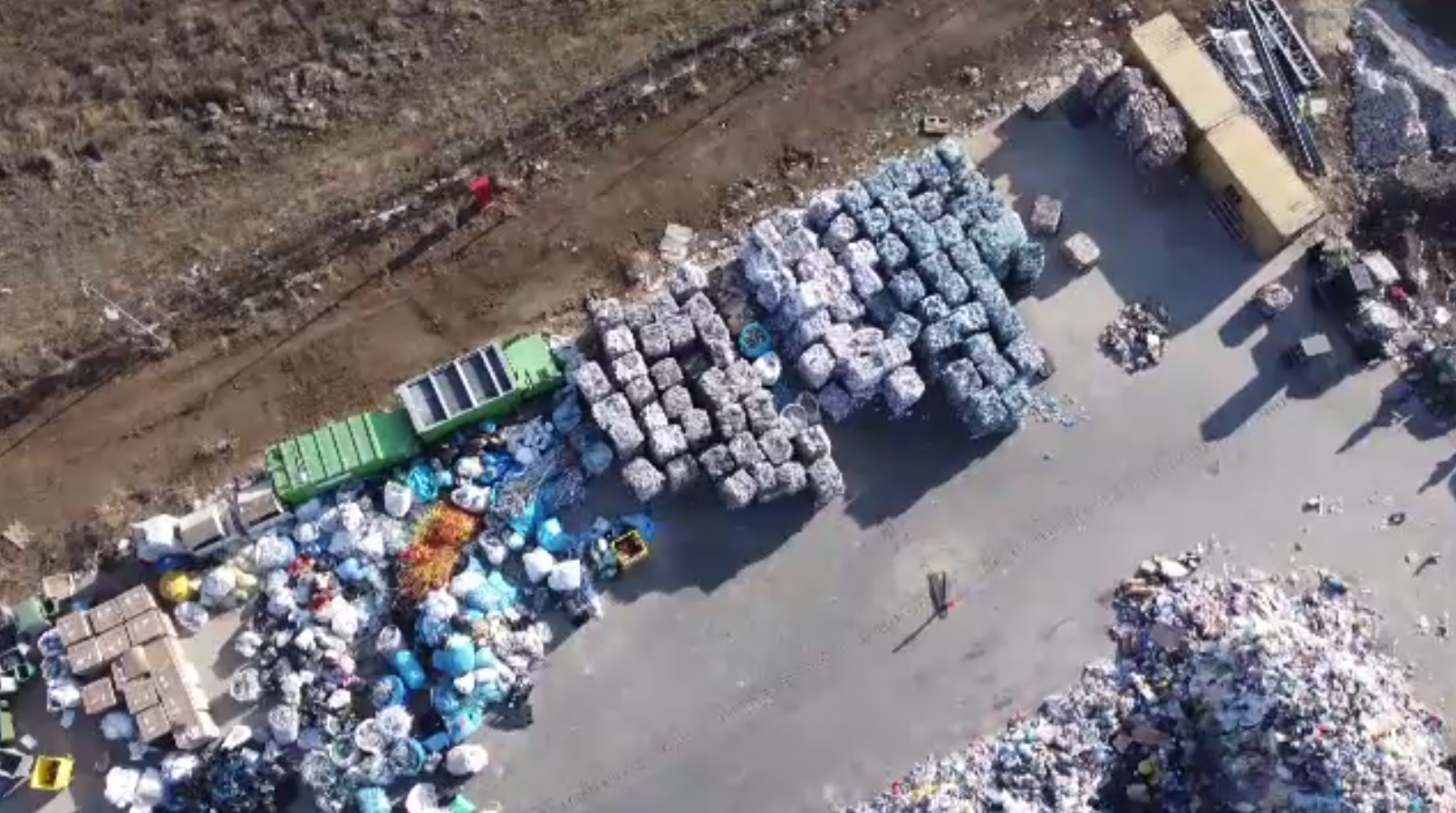 Bucureștenii ar putea plăti pentru cât gunoi aruncă. Primăriile de sector, obligate să colecteze inclusiv uleiul alimentar